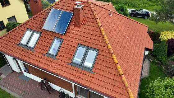 Dach z kolektorami i oknami połaciowymi, widok z boku – Słupsk, CleanTECH Dach z kolektorami i oknami połaciowymi, widok z boku – Słupsk, CleanTECH