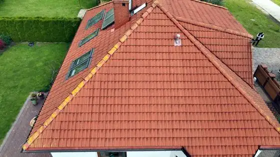 Połać dachu z oknami połaciowymi przed myciem – Słupsk, CleanTECH Połać dachu z oknami połaciowymi przed myciem – Słupsk, CleanTECH