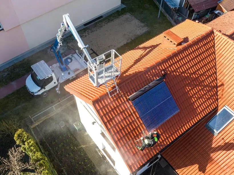 Mycie i odgrzybianie dachu domu jednorodzinnego w Ustce, ul. Reja – CleanTECH Mycie i odgrzybianie dachu domu jednorodzinnego w Ustce, ul. Reja – CleanTECH