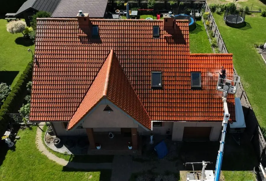 Odświeżenie dachu i elewacji domu jednorodzinnego z podnośnika – Słupsk i okolice, CleanTech