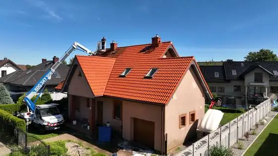 Dom po umyciu dachu, widok od frontu z podnośnikiem – Słupsk i okolice, CleanTECH Dom po umyciu dachu, widok od frontu z podnośnikiem – Słupsk i okolice, CleanTECH