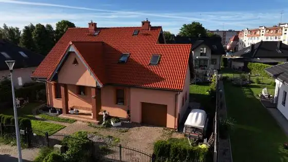 Dom po odświeżeniu dachu, widok z przodu – Słupsk i okolice, CleanTECH Dom po odświeżeniu dachu, widok z przodu – Słupsk i okolice, CleanTECH