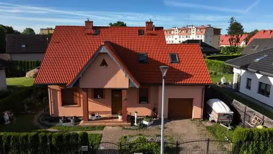 Dom po odświeżeniu dachu i elewacji, widok od frontu – Słupsk i okolice, CleanTECH Dom po odświeżeniu dachu i elewacji, widok od frontu – Słupsk i okolice, CleanTECH