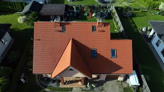 Dach po umyciu, widok z góry od strony frontu – Słupsk i okolice, CleanTECH Dach po umyciu, widok z góry od strony frontu – Słupsk i okolice, CleanTECH