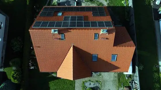Dach z panelami fotowoltaicznymi po myciu, widok z góry – Słupsk i okolice, CleanTECH Dach z panelami fotowoltaicznymi po myciu, widok z góry – Słupsk i okolice, CleanTECH