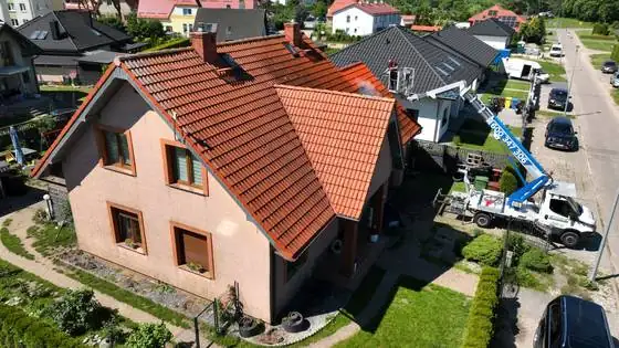 Dom jednorodzinny przed myciem dachu, widok od frontu z podnośnikiem – Słupsk i okolice, CleanTECH Dom jednorodzinny przed myciem dachu, widok od frontu z podnośnikiem – Słupsk i okolice, CleanTECH