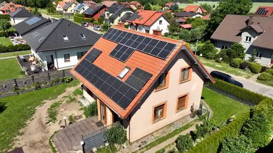 Dach z panelami fotowoltaicznymi przed myciem, widok od strony tarasu – Słupsk i okolice, CleanTECH Dach z panelami fotowoltaicznymi przed myciem, widok od strony tarasu – Słupsk i okolice, CleanTECH