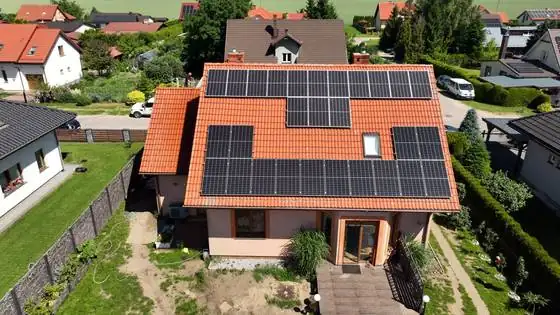 Dach z panelami fotowoltaicznymi przed myciem, widok od tyłu domu – Słupsk i okolice, CleanTECH Dach z panelami fotowoltaicznymi przed myciem, widok od tyłu domu – Słupsk i okolice, CleanTECH
