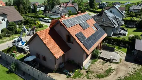 Dach z panelami przed myciem, ujęcie z podnośnikiem w tle – Słupsk i okolice, CleanTECH Dach z panelami przed myciem, ujęcie z podnośnikiem w tle – Słupsk i okolice, CleanTECH