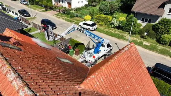 Zabrudzony nalotami dach i kominy przed myciem, widok z bliska – Słupsk i okolice, CleanTECH Zabrudzony nalotami dach i kominy przed myciem, widok z bliska – Słupsk i okolice, CleanTECH