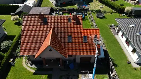 Widok z góry na dach w trakcie mycia z podnośnika – Słupsk i okolice, CleanTECH Widok z góry na dach w trakcie mycia z podnośnika – Słupsk i okolice, CleanTECH