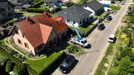 Mycie dachu gorącą wodą z podnośnika, widok od ulicy – Słupsk i okolice, CleanTECH Mycie dachu gorącą wodą z podnośnika, widok od ulicy – Słupsk i okolice, CleanTECH