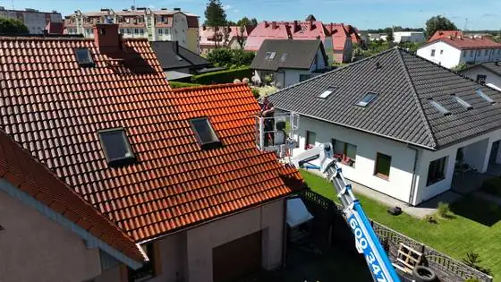 Mycie dachówki z kosza podnośnika, widoczna granica między umytą i nieumyta dachówka – Słupsk i okolice, CleanTECH Mycie dachówki z kosza podnośnika, widoczna granica między umytą i nieumyta dachówka – Słupsk i okolice, CleanTECH
