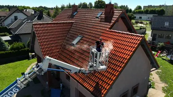 Mycie dachu z podnośnika, widok na okna dachowe – Słupsk i okolice, CleanTECH Mycie dachu z podnośnika, widok na okna dachowe – Słupsk i okolice, CleanTECH