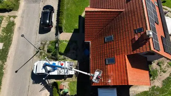 Mycie dachu z podnośnika, widok od strony ulicy – Słupsk i okolice, CleanTECH Mycie dachu z podnośnika, widok od strony ulicy – Słupsk i okolice, CleanTECH