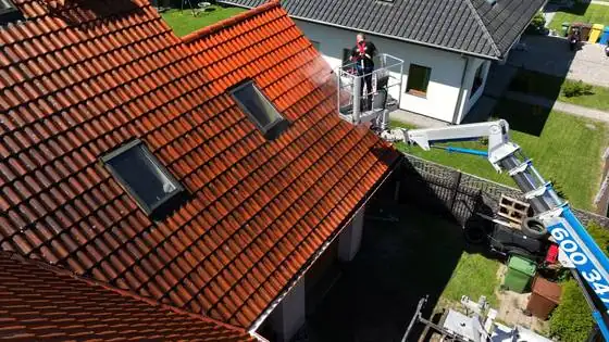 Pracownik CleanTech myje dach z kosza podnośnika, widoczna para i woda – Słupsk i okolice, CleanTECH Pracownik CleanTech myje dach z kosza podnośnika, widoczna para i woda – Słupsk i okolice, CleanTECH