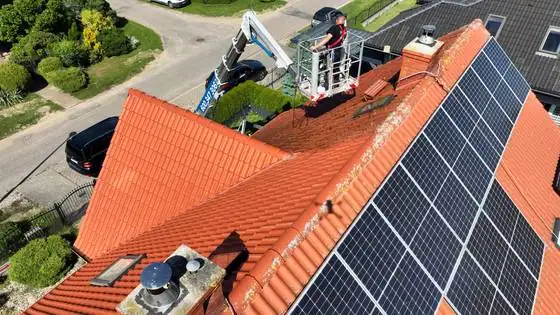 Mycie dachu przy panelach fotowoltaicznych, widok z podnośnika – Słupsk i okolice, CleanTECH Mycie dachu przy panelach fotowoltaicznych, widok z podnośnika – Słupsk i okolice, CleanTECH
