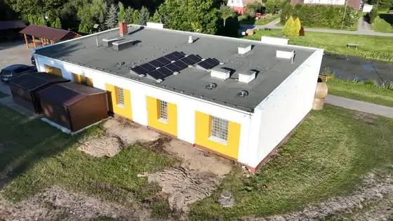 Elewacja boczna z luksferami po malowaniu, widok z góry – Gąbin, gmina Ustka, CleanTECH