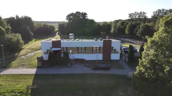 Elewacja frontowa świetlicy po myciu i dwukrotnym malowaniu – Gąbin, gmina Ustka, CleanTECH