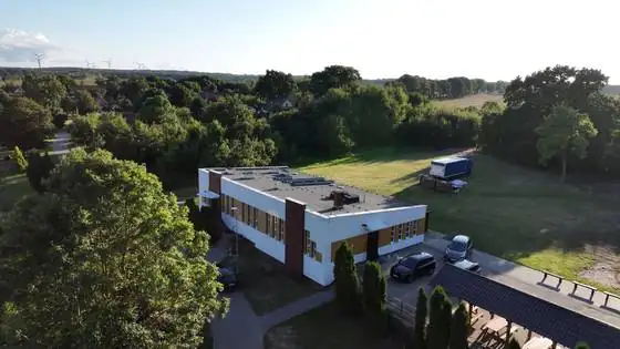 Świetlica po renowacji elewacji, narożnik od strony wejścia głównego – Gąbin, gmina Ustka, CleanTECH
