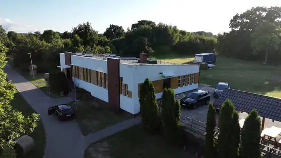 Narożnik świetlicy po malowaniu elewacji – Gąbin, gmina Ustka, CleanTECH