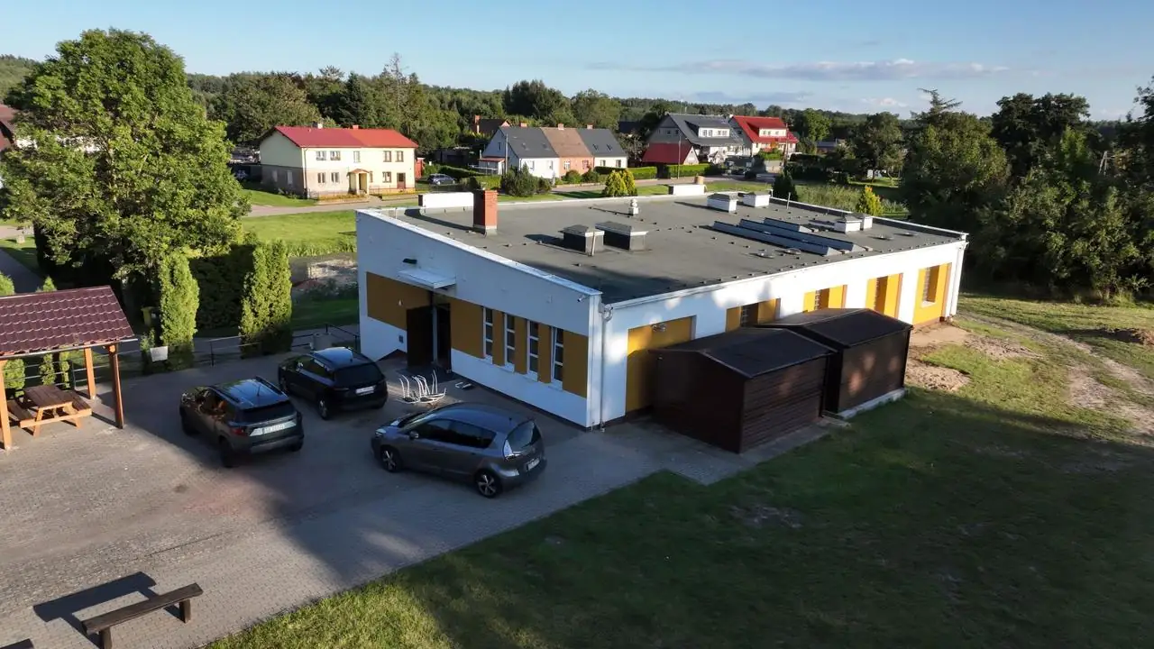 Szczyt budynku z wejściem bocznym: po pracach – Gąbin, gmina Ustka, CleanTECH