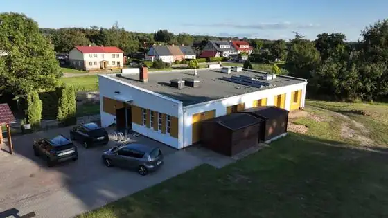 Świetlica w Gąbinie po odświeżeniu elewacji, widok od strony parkingu