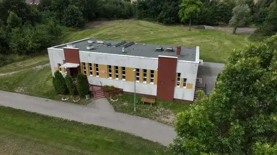 Widok z góry na front świetlicy w Gąbinie przed odświeżeniem elewacji