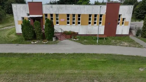 Elewacja frontowa świetlicy w Gąbinie przed myciem i malowaniem