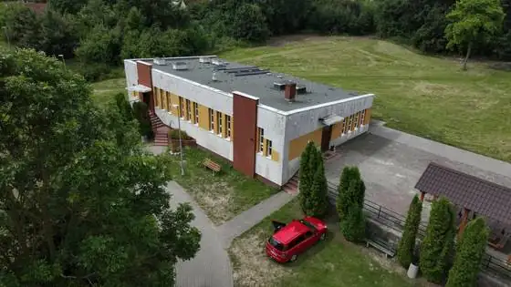 Narożnik świetlicy w Gąbinie przed myciem i malowaniem