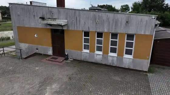 Wejście boczne świetlicy z nalotami biologicznymi przed myciem – Gąbin, gmina Ustka, CleanTECH