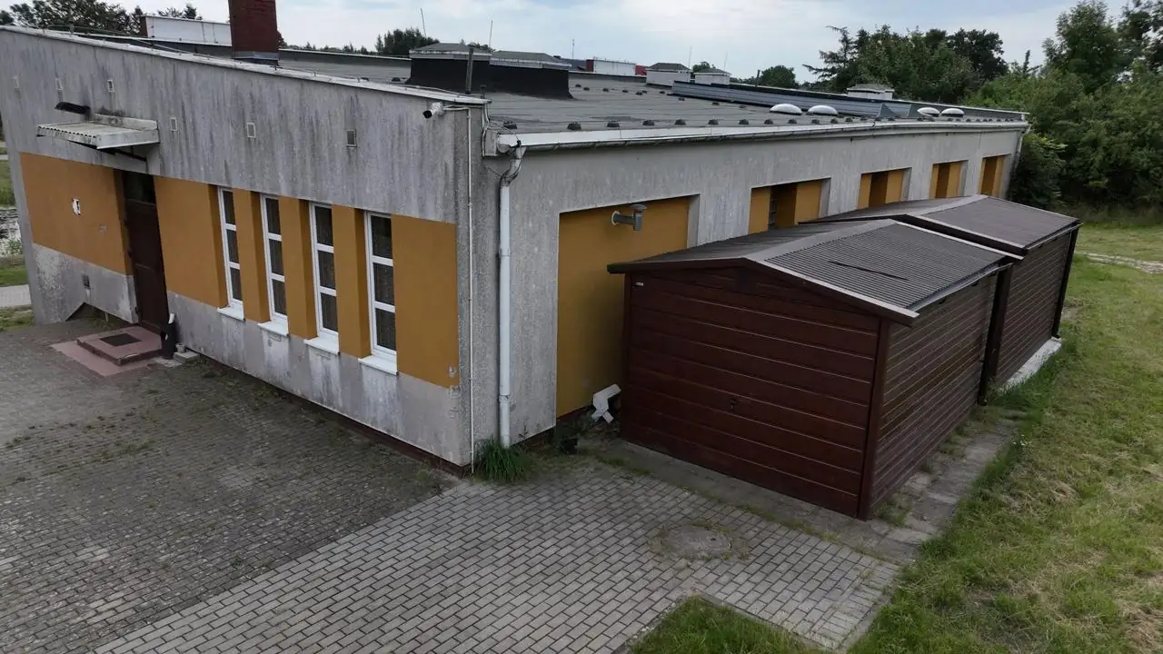 Szczyt budynku z wejściem bocznym: przed pracami – Gąbin, gmina Ustka, CleanTECH