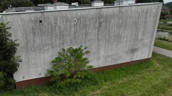 Szczyt budynku świetlicy z glonami i zaciekami przed myciem – Gąbin, gmina Ustka, CleanTECH