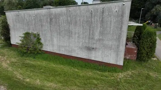Szczyt świetlicy z zabrudzeniami przed odświeżeniem – Gąbin, gmina Ustka, CleanTECH