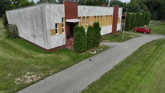 Narożnik świetlicy z wejściem głównym przed pracami – Gąbin, gmina Ustka, CleanTECH