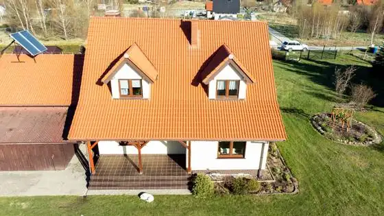 Dach po myciu, ujęcie z bliska na lukarny – Słupsk i okolice, CleanTECH Dach po myciu, ujęcie z bliska na lukarny – Słupsk i okolice, CleanTECH