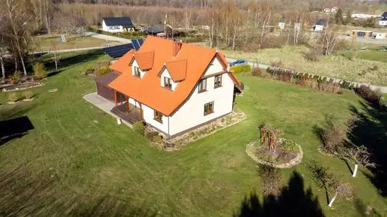 Dom z lotu ptaka po myciu dachu, widok od strony wejścia – Słupsk i okolice, CleanTECH Dom z lotu ptaka po myciu dachu, widok od strony wejścia – Słupsk i okolice, CleanTECH
