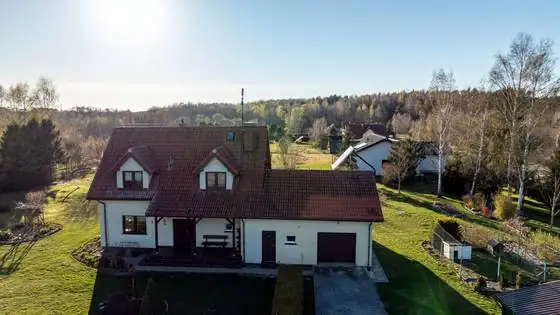 Dom jednorodzinny przed myciem dachu, widok z daleka od frontu – Słupsk i okolice, CleanTECH Dom jednorodzinny przed myciem dachu, widok z daleka od frontu – Słupsk i okolice, CleanTECH