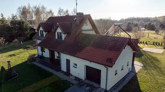 Front domu z garażem przed myciem i impregnacją dachu – Słupsk i okolice, CleanTECH Front domu z garażem przed myciem i impregnacją dachu – Słupsk i okolice, CleanTECH