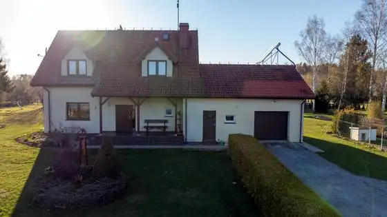 Front domu przed pracami, widok na dach z zabrudzeniami i nalotem – Słupsk i okolice, CleanTECH Front domu przed pracami, widok na dach z zabrudzeniami i nalotem – Słupsk i okolice, CleanTECH
