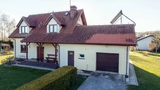 Front domu z żywopłotem przed myciem dachu – Słupsk i okolice, CleanTECH Front domu z żywopłotem przed myciem dachu – Słupsk i okolice, CleanTECH
