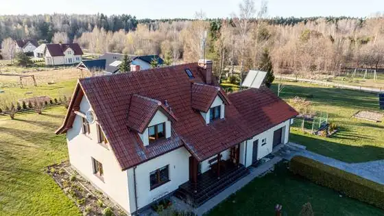 Dom z lotu ptaka przed myciem dachu, narożnik od strony wejścia – Słupsk i okolice, CleanTECH Dom z lotu ptaka przed myciem dachu, narożnik od strony wejścia – Słupsk i okolice, CleanTECH