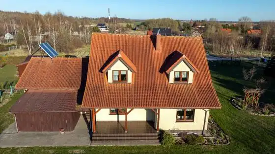 Dach od strony tarasu przed myciem, widoczne zabrudzenia na dachówce – Słupsk i okolice, CleanTECH Dach od strony tarasu przed myciem, widoczne zabrudzenia na dachówce – Słupsk i okolice, CleanTECH