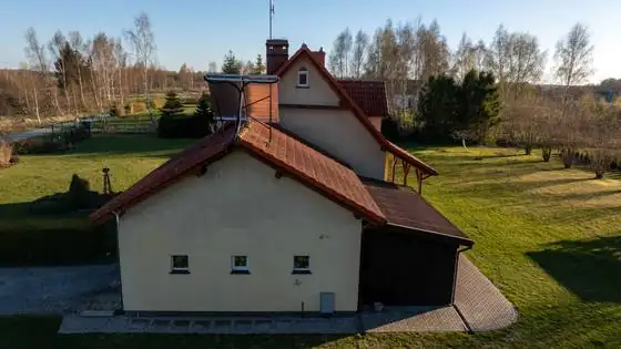 Szczyt domu z dachem przed myciem i impregnacją – Słupsk i okolice, CleanTECH Szczyt domu z dachem przed myciem i impregnacją – Słupsk i okolice, CleanTECH