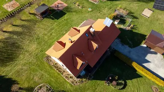 Dach z góry w trakcie mycia: jaśniejsze fragmenty to umyta dachówka – Słupsk i okolice, CleanTECH Dach z góry w trakcie mycia: jaśniejsze fragmenty to umyta dachówka – Słupsk i okolice, CleanTECH