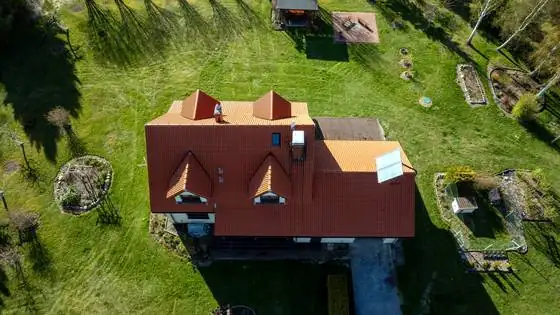 Dach z góry na początku prac, widoczny pierwszy umyty fragment – Słupsk i okolice, CleanTECH Dach z góry na początku prac, widoczny pierwszy umyty fragment – Słupsk i okolice, CleanTECH